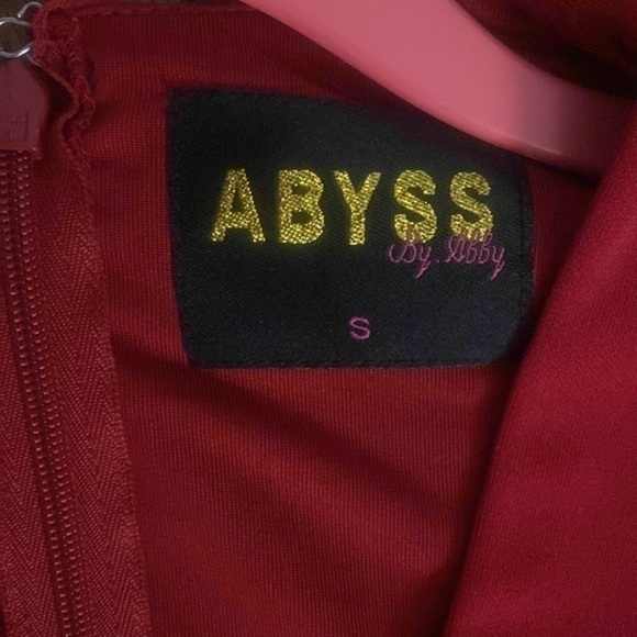 Abyss by Abby
SLEEVE PLUNGE V
NECK Gold BELTED DOUBLE HIGH SLIT MAXI Red DRESS S - Picture 11 of 14